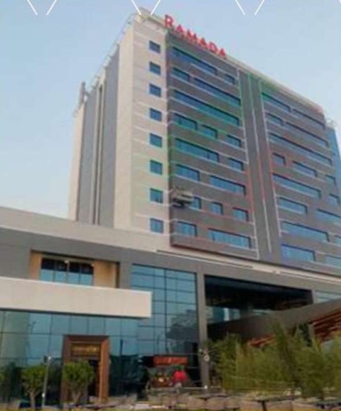 Ramada Otel cephesi